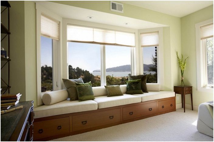 20 примера за удобни седалки в близост до прозореца, който ще се спести пространство в интериора и ще радват окото