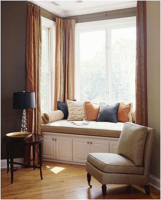 20 примера за удобни седалки в близост до прозореца, който ще се спести пространство в интериора и ще радват окото