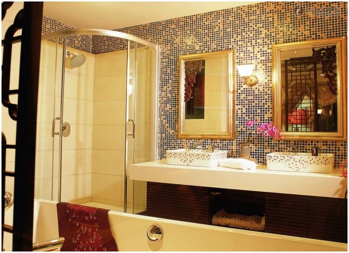 Интериорен дизайн на баня в златно цвят