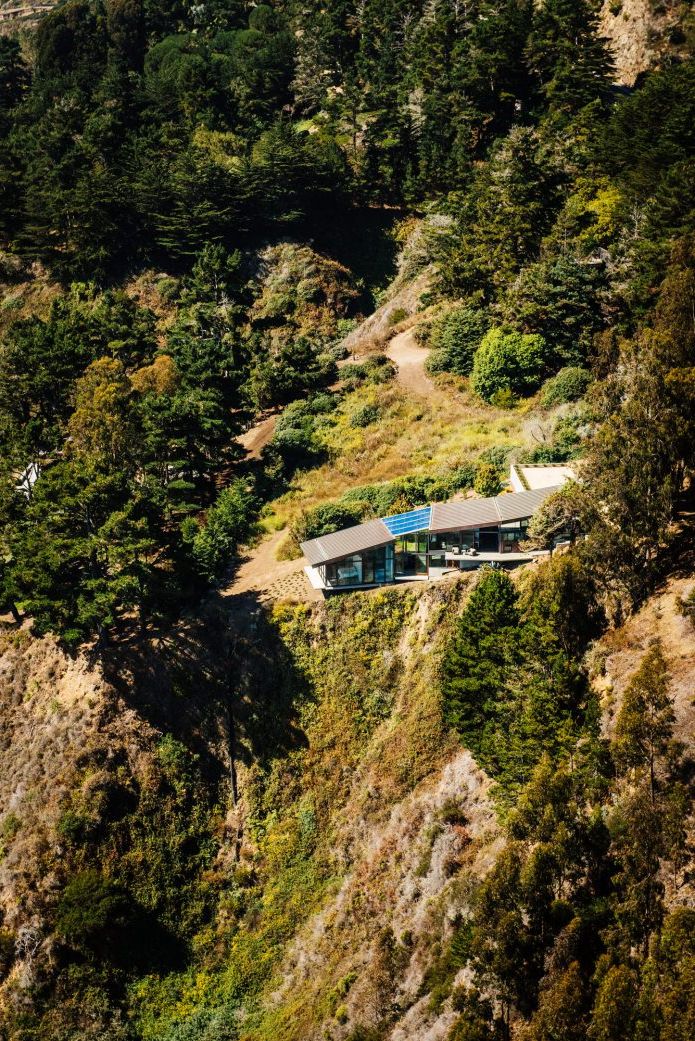 Къщата е на скала с изглед към океана