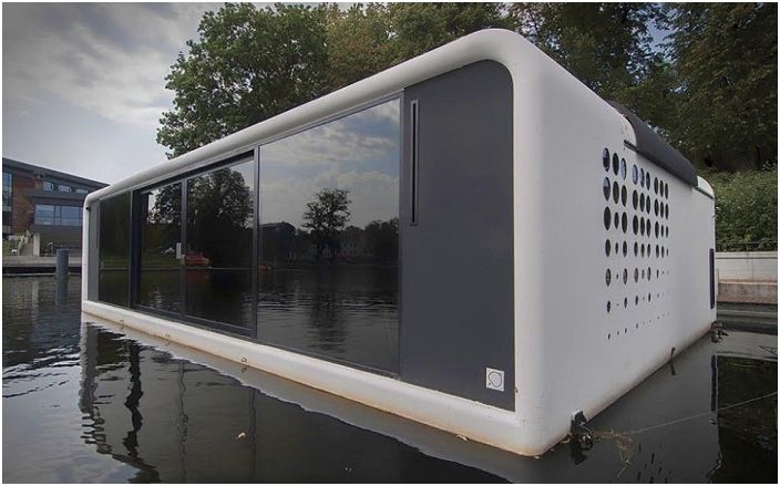 Houseboat: прототип удобно плаващ дом