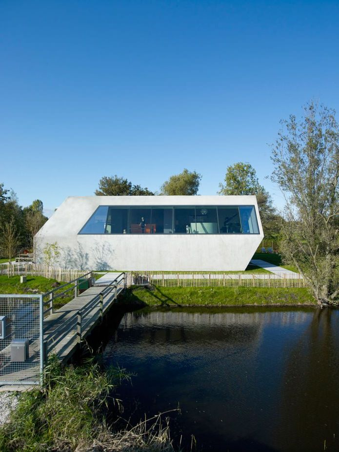 Къщата на необичайна форма на VMX Architects Studio