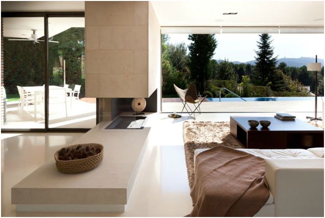 Къща с панорамни прозорци в Испания