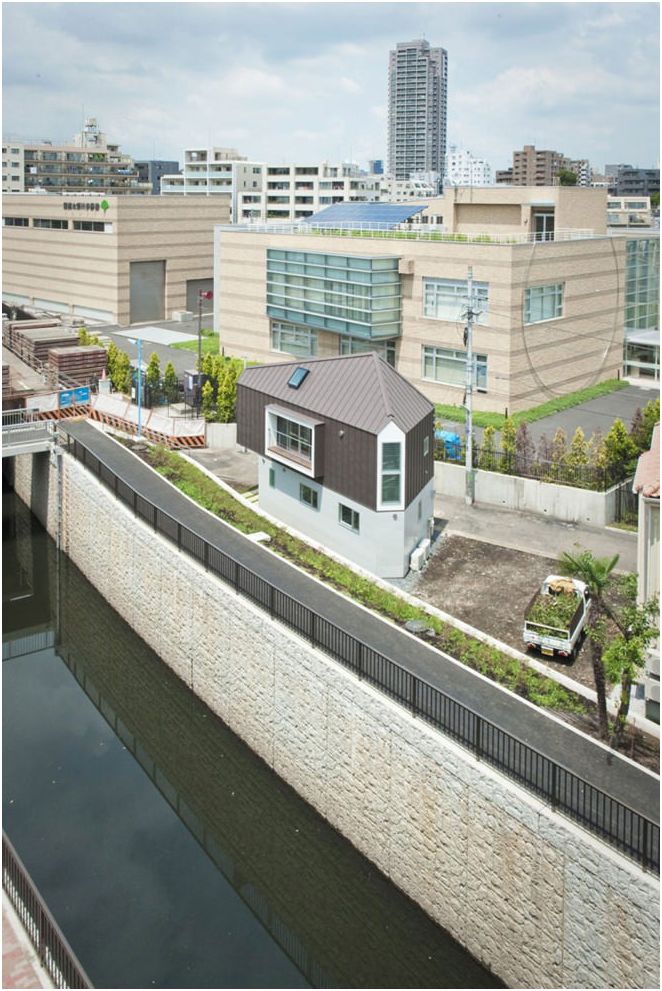 Необичайни дълга тясна къща в Япония