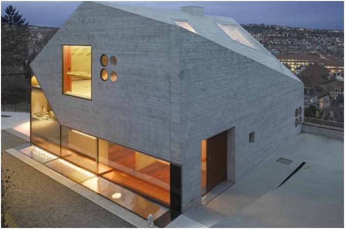 Имитиране кристални лица: Асиметричен къща от бетон и стъкло