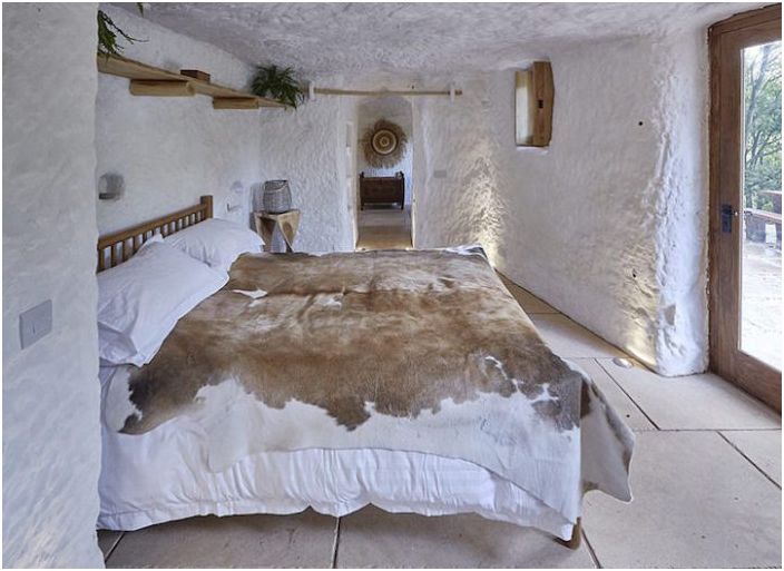 Проста, но органично: Уютна къща в 700-годишната пещерата