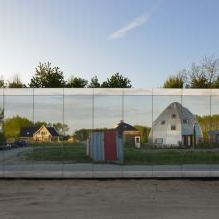 Разтваря се в пейзажа на 8 сгради със стъклени фасади