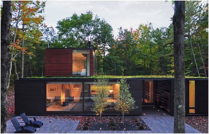 Скрити в гората: къща със зелен покрив