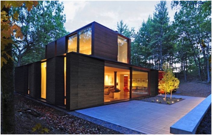Скрити в гората: къща със зелен покрив