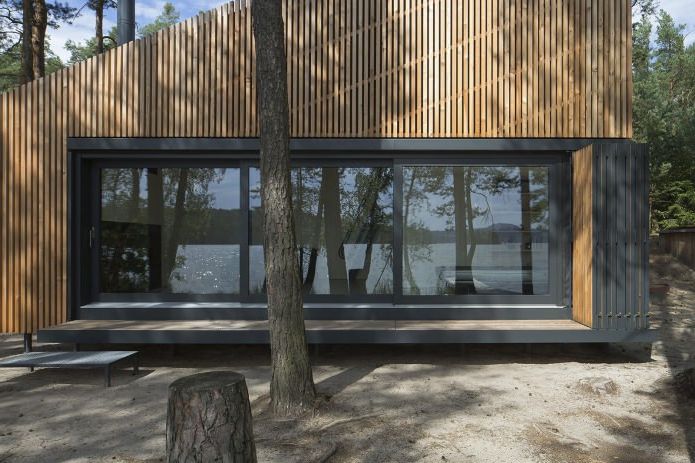 Модерният дизайн на малка частна къща в гората