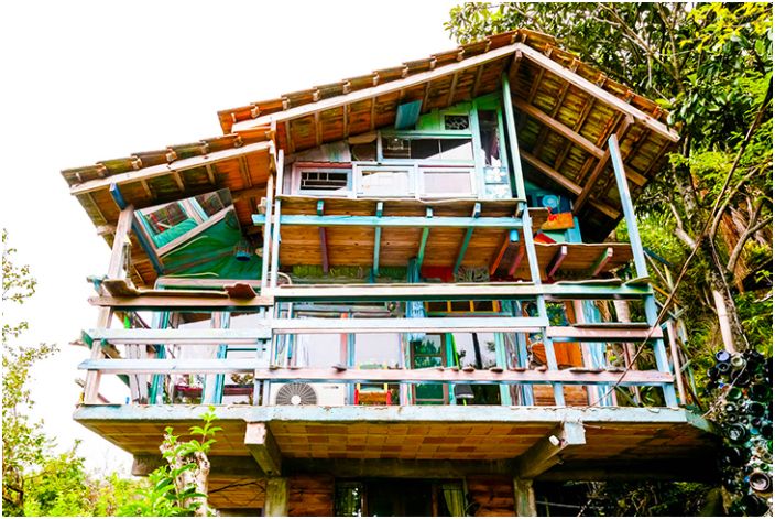 Residence за недвижими хипи: къща, построена от купчина боклук