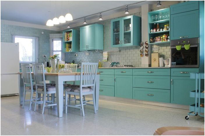 18 Цветни кухненски дизайни, които са в състояние да се прекъсне монотонността на къщата