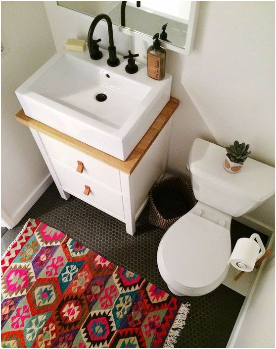 Как килим може да преобрази интериора на банята и тоалетната: 5 практически съвети и 15 очарователни примери