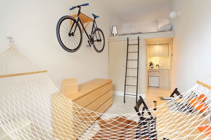 Малък апартамент на 13 квадратни метра, където има дори и хамак, и стената е украсена с велосипед