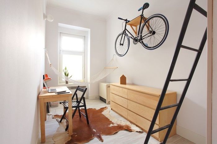 Малък апартамент на 13 квадратни метра, където има дори и хамак, и стената е украсена с велосипед
