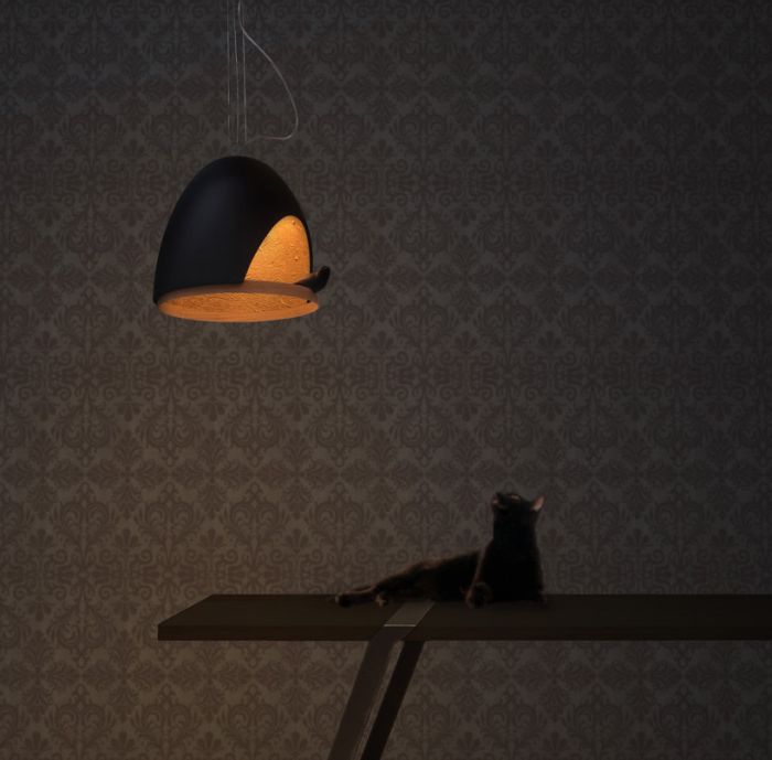 Оригиналният таван лампа, която стана дом на малки птици
