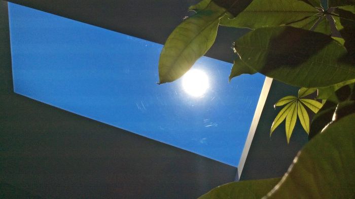 Революционна флуоресцентна лампа симулира прозорец, през който може да се види на небето сега