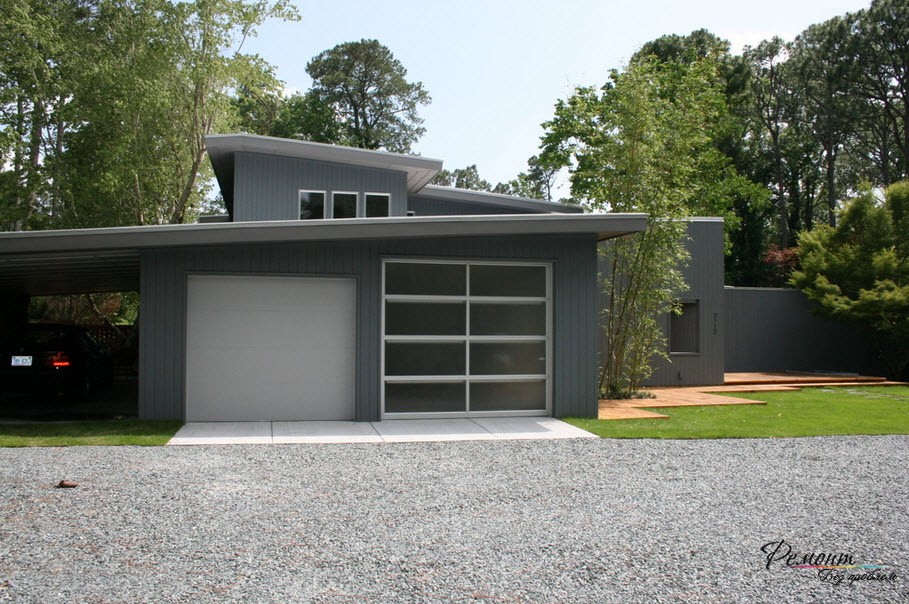 Къща с гараж: стилен и модерен дизайн, външна декорация на снимката