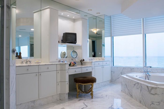 Чистотата и лекота: класически интериор баня в бяло