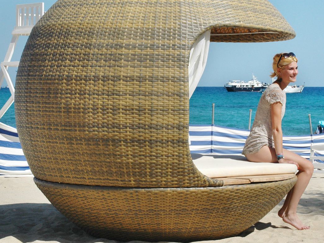 Елегантен сферична пашкул: преносим къща на плажа