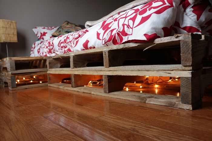 Легловата база на палети със светлина: оригинален и практично решение за вили и апартаменти
