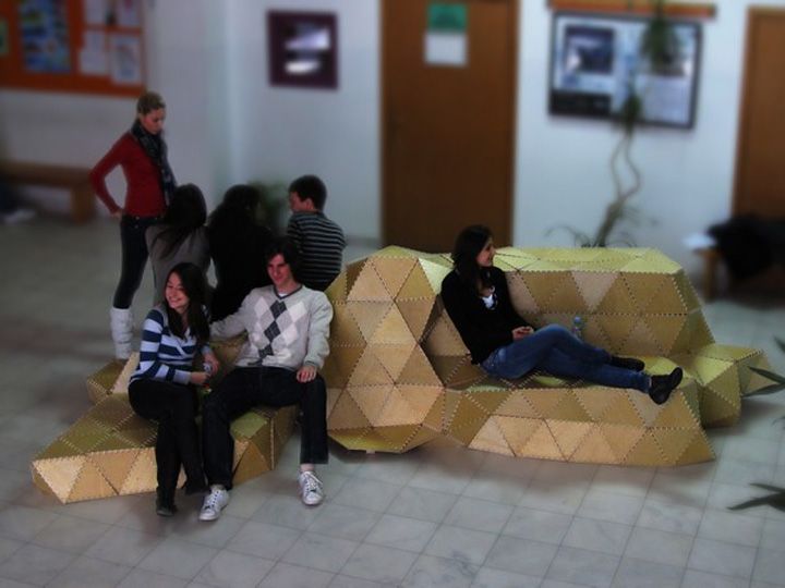 Удобна и оригинален: дървена пейка Оригами Forum от ModelArt Студио дизайнери