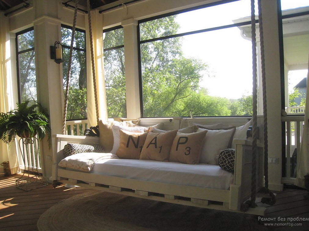 Оригинален диван за люлка на верандата - люлки в интериора на дома