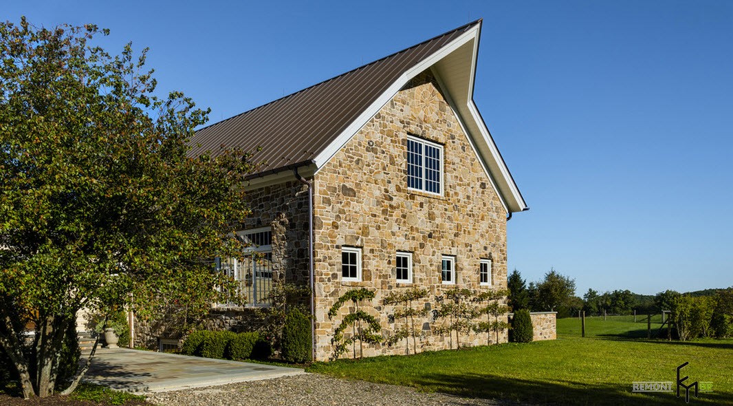 Шикозният дизайна на една селска къща, изработени от естествен камък